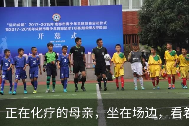 正在化疗的母亲，坐在场边，看着儿子穿上勇士球衣